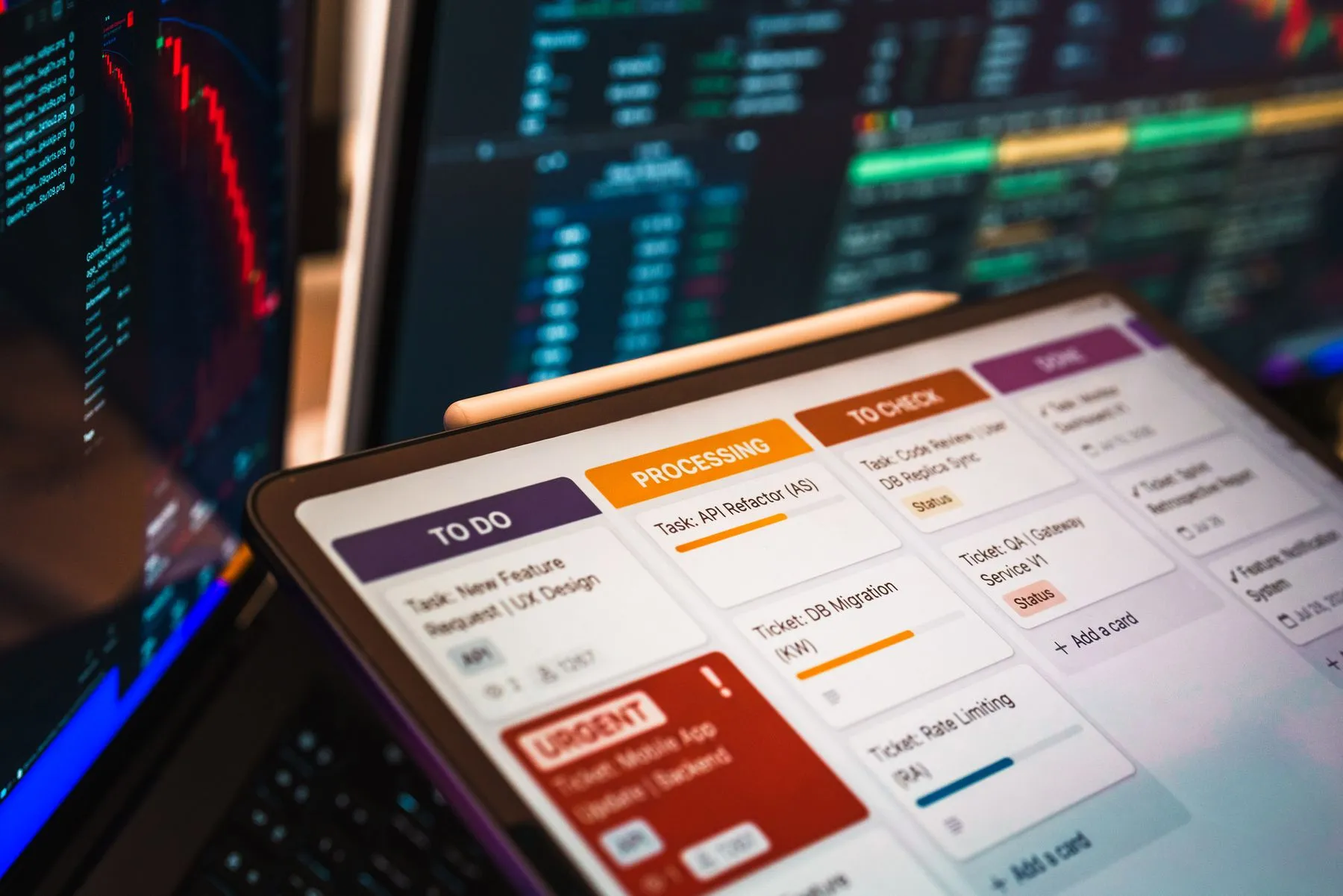 Tablero kanban en una pantalla de computadora en una oficina