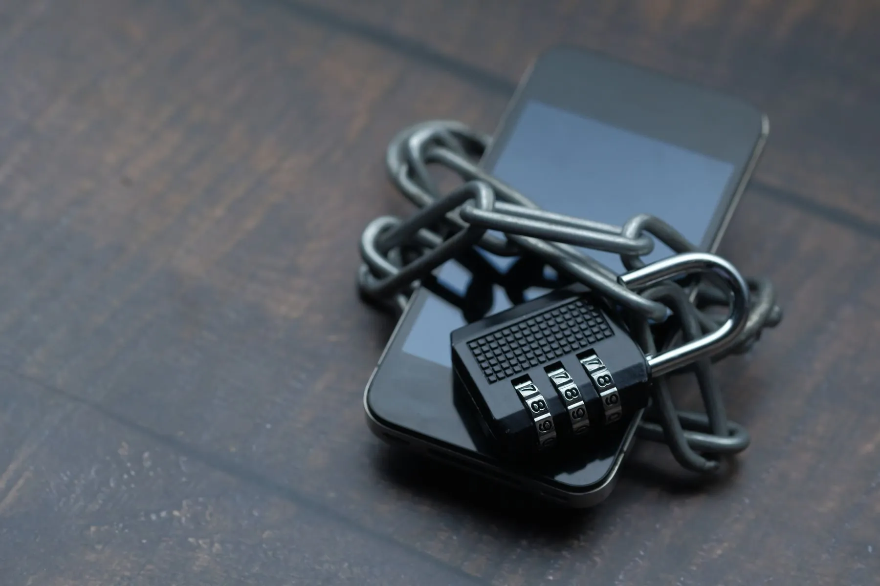Celular envuelto en una cadena con un candado
