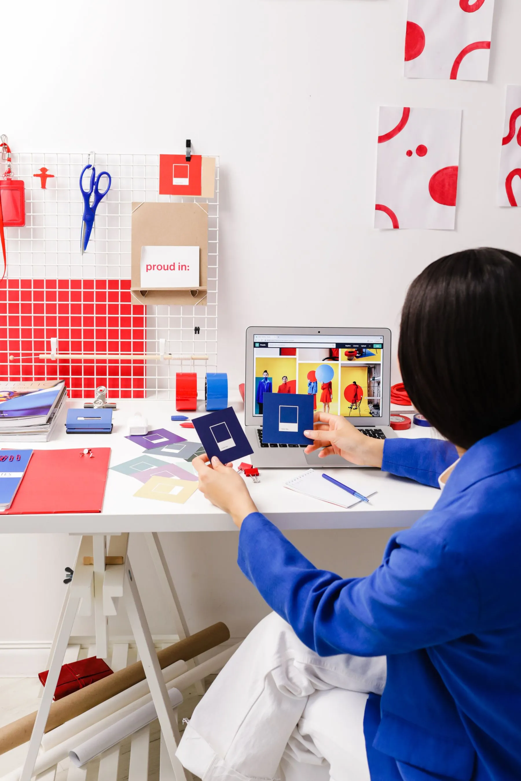 Diseñadora revisando muestras de color