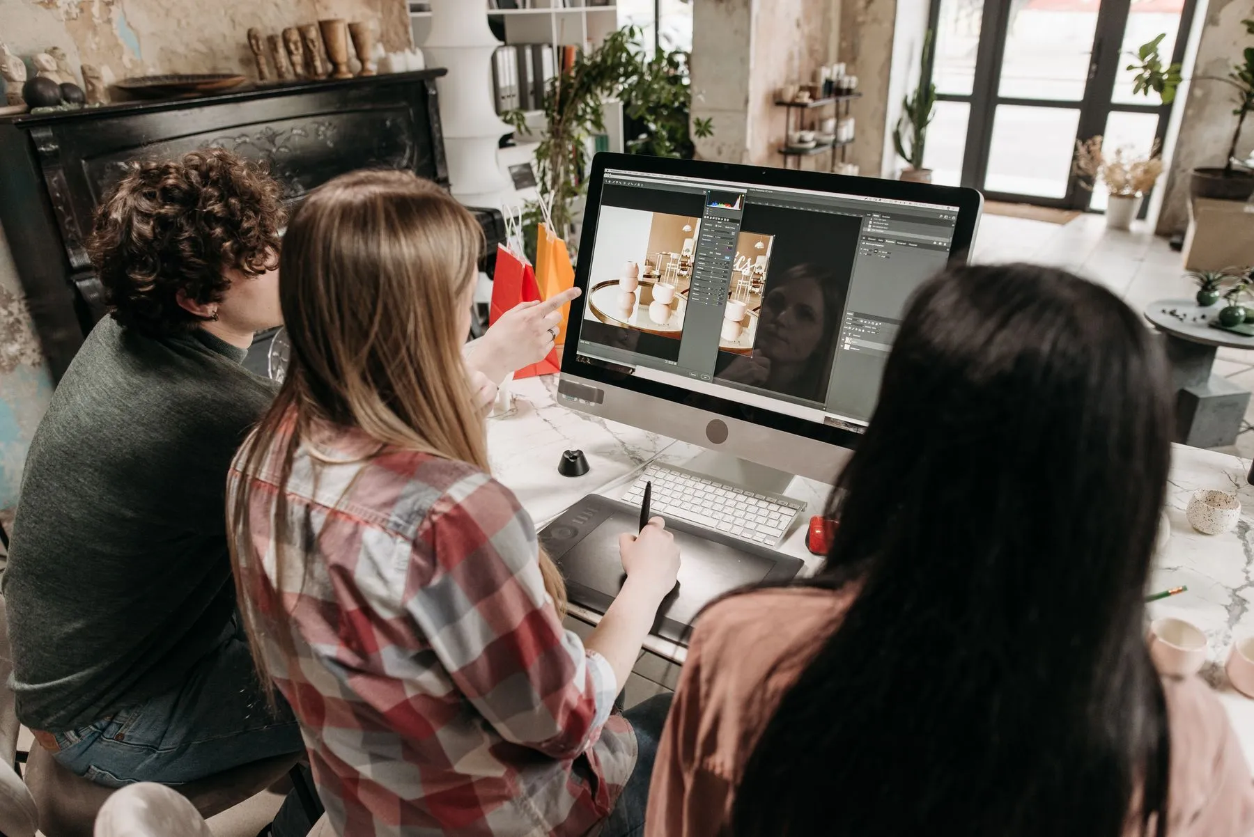 Equipo diseñando frente a un monitor