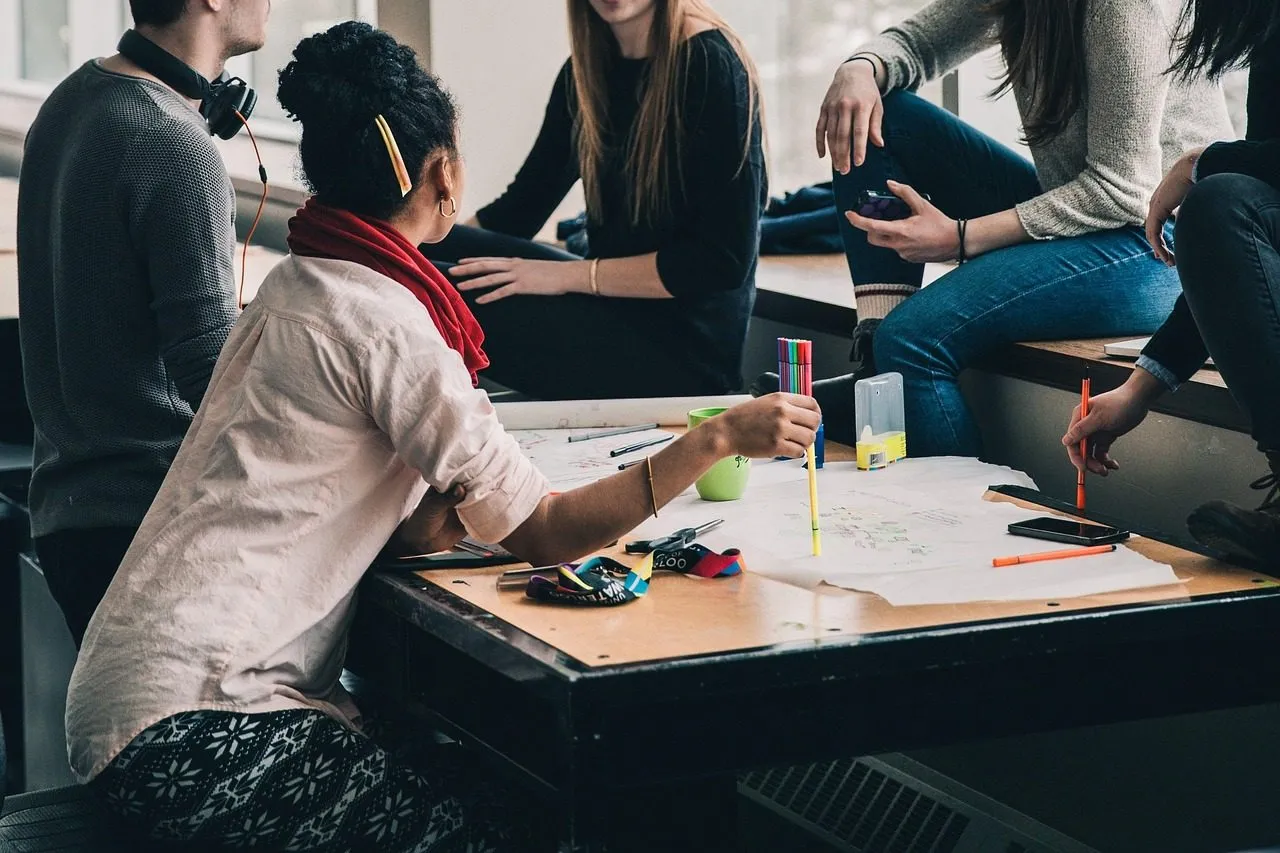 Equipo de trabajo reunido alrededor de una mesa